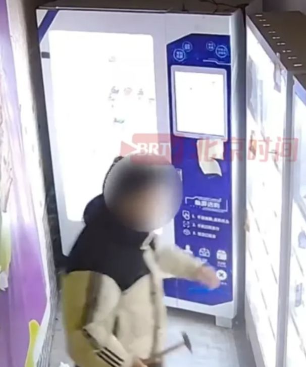 趣用品店主：此类针对性盗窃已非首次冰球突破平台男子凌晨持锤砸